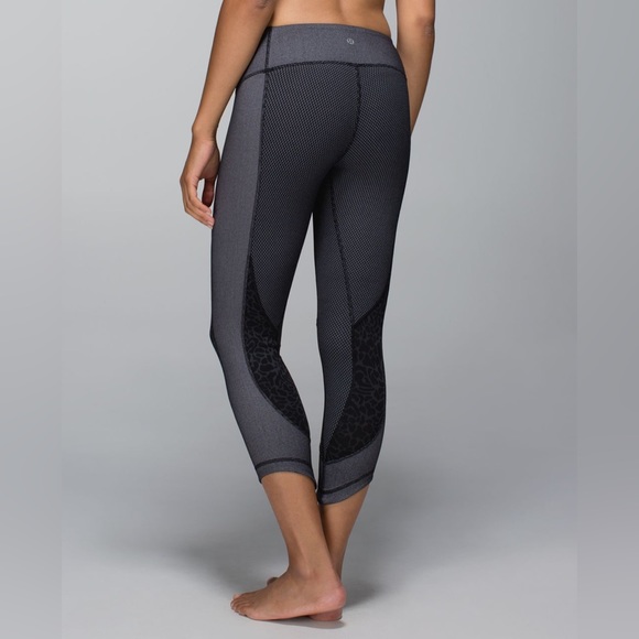 Lululemon Wunder Under Crop *Sashiko
 in Black / Deep Coal. 
Size 8. Pristine. - Picture 4 of 10